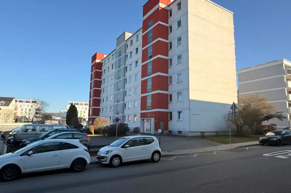 Wohnanlage in Weiden mit Hauseingang und Parkplätzen